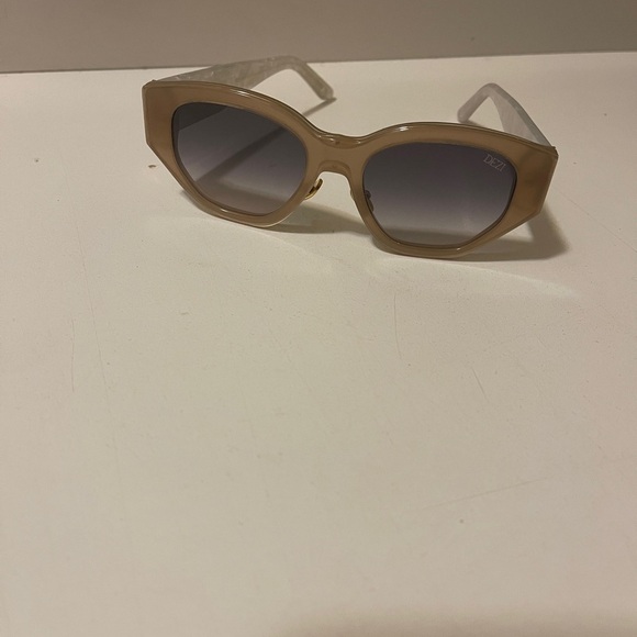 Dezi Eyewear - Charge It Alluded Nud
/ Smoke Gradient. Chic and attractive - Picture 13 of 16